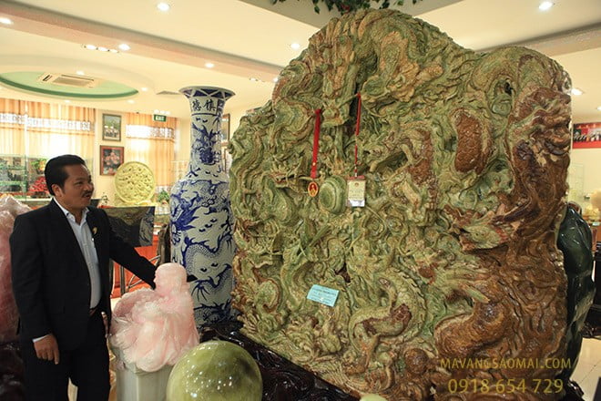 Hình rồng bằng ngọc lớn nhất Châu Á, món quà hoàn hảo cho những người yêu thích văn hóa và sự sang trọng. Nếu bạn muốn chiêm ngưỡng vẻ đẹp tuyệt vời của hình rồng này, hãy xem ngay hình ảnh liên quan đến từ khoá này.
