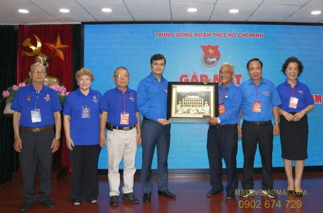 ông Lê Hồng Liêm - Trưởng Ban liên lạc Cựu cán bộ Đoàn TNVN phía Nam tặng tranh mạ vàng 