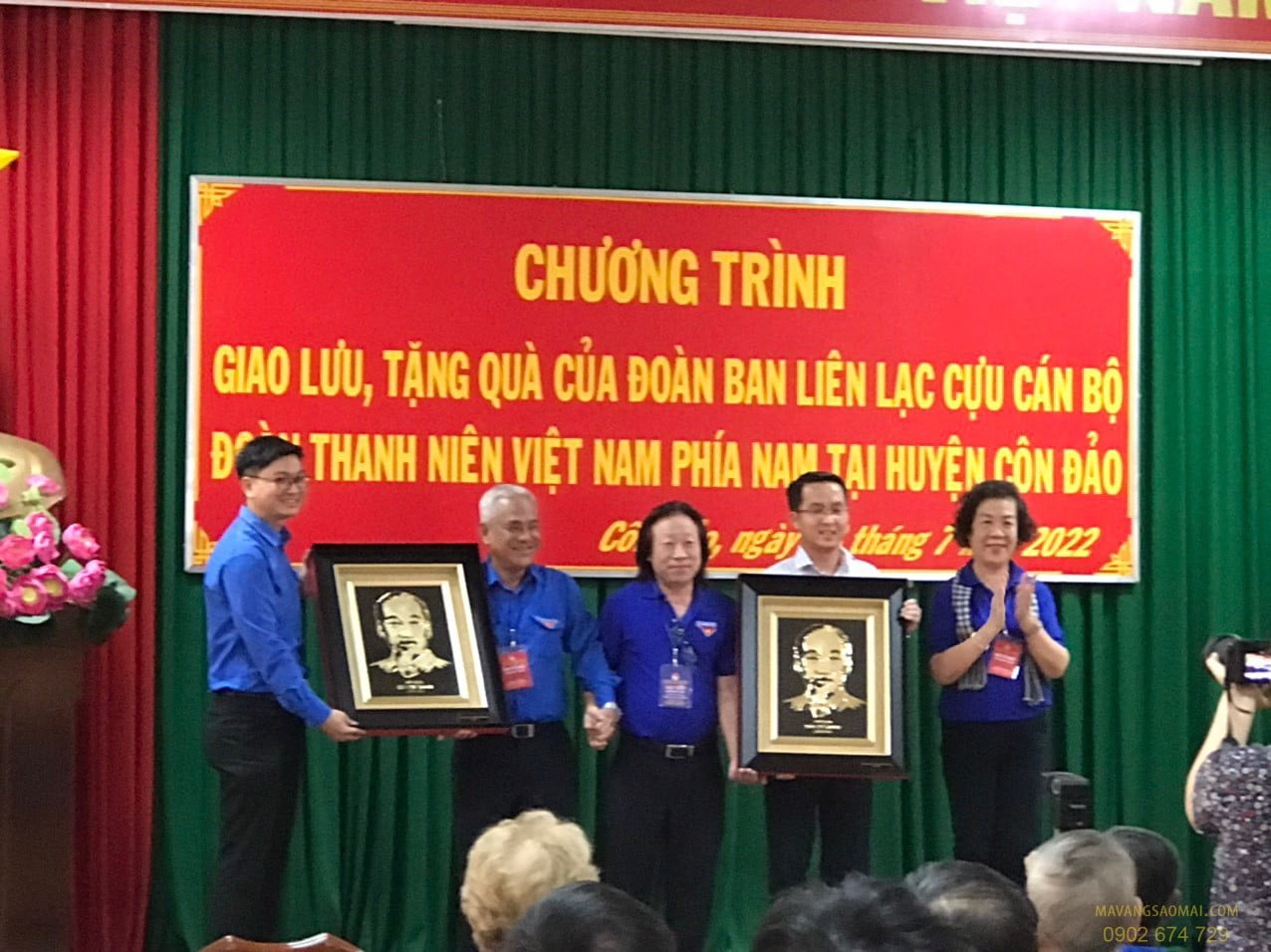 BLL CCB Đoàn TNVN phía Nam tặng ảnh Bác Hồ cho Huyện uỷ Côn Đảo và Huyện đoàn Côn Đảo .