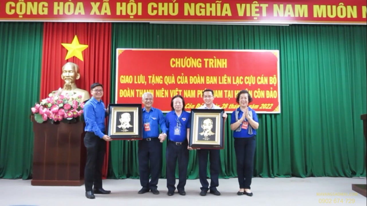 BLL CCB Đoàn TNVN phía Nam tặng ảnh Bác Hồ cho Huyện uỷ Côn Đảo và Huyện đoàn Côn Đảo .