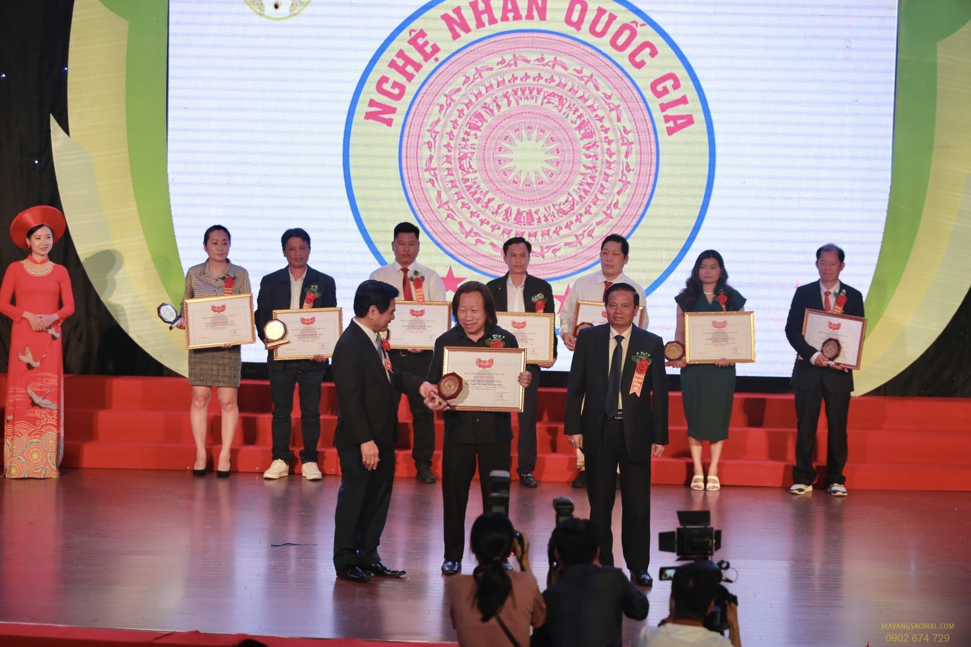 Nghệ nhân Phạm Hoàng Điệp vinh dự nhận danh hiệu Nghệ nhân Quốc gia năm 2022 do Hội Mỹ nghệ Kim hoàn Đá quý Việt Nam trao tặng.